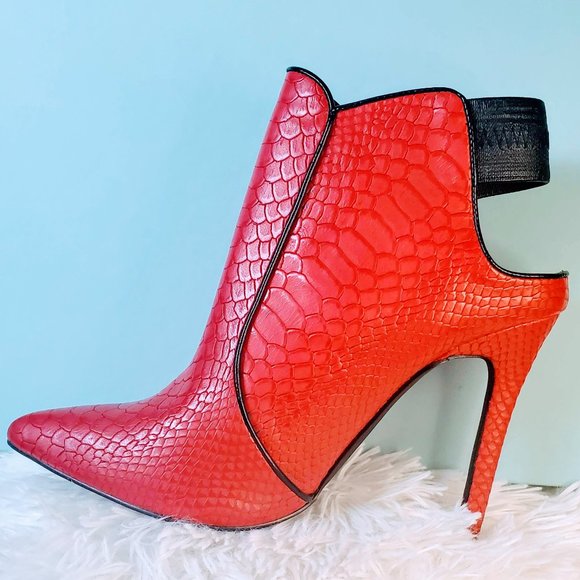 Paladora Booties by Privileged - Picture 3 of 13